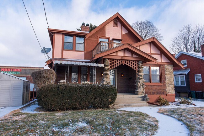 Foto del edificio - Beautifully updated Tudor style duplex. Upper unit. Large rooms. 2 balconies, private entry. Fenc...