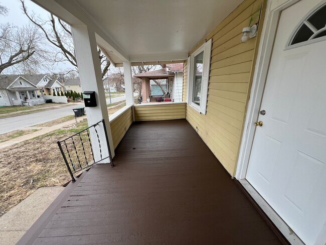 Building Photo - Fully Remodeled 2 Bedroom House!