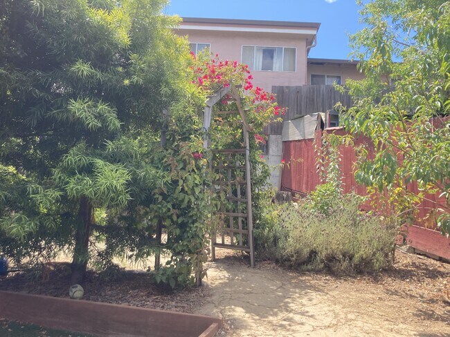Foto del edificio - 111 Chapman Ave