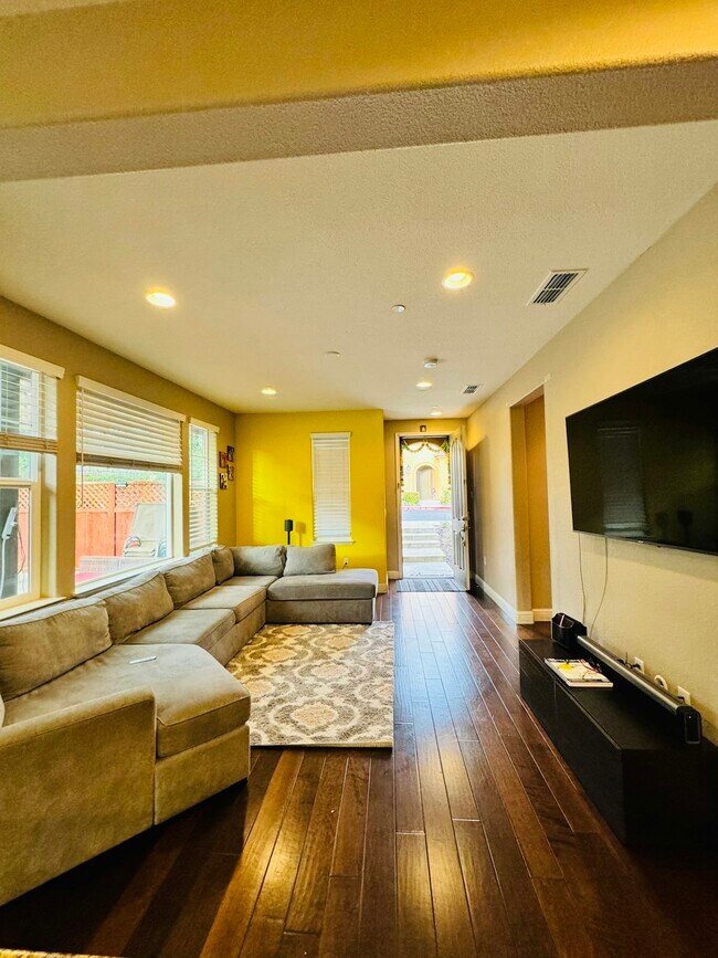 Building Photo - 3069 Vittoria Loop