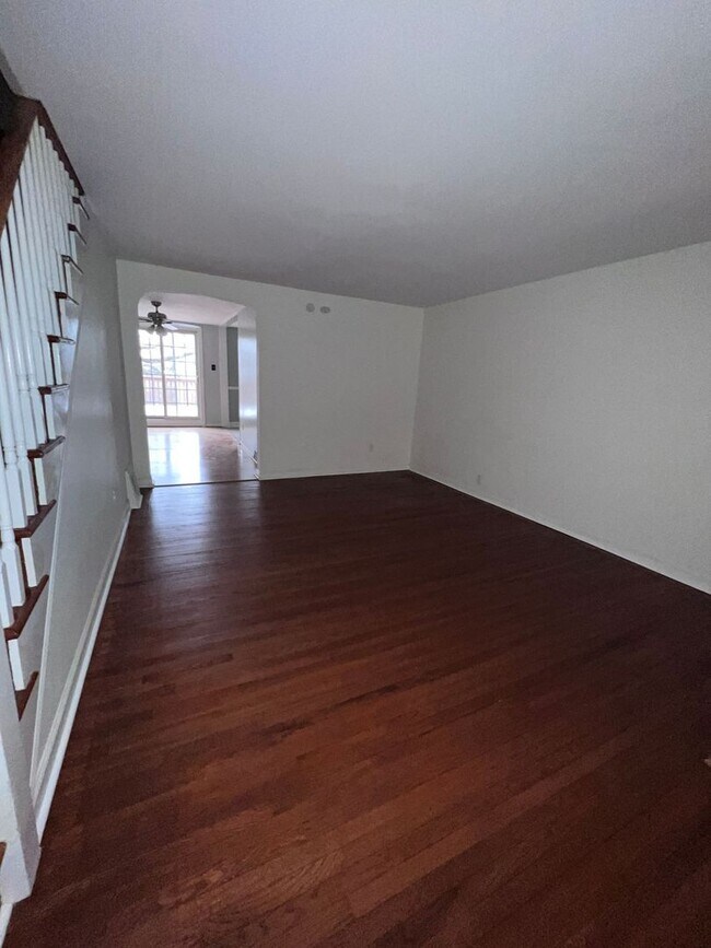 Building Photo - Beautiful 3 Bedroom, 1 Bath in Clifton Hei...