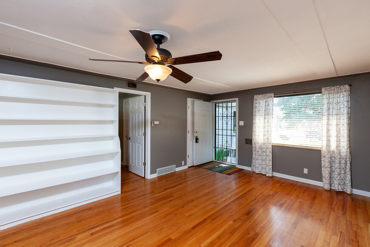 Primary Photo - 4031 Meade St