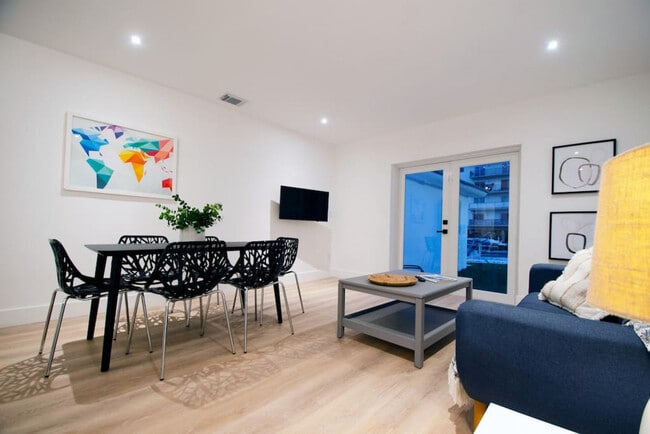 Foto del edificio - 3666 NE 168th St