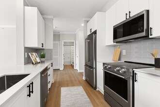 Building Photo - Avalon Falls Church