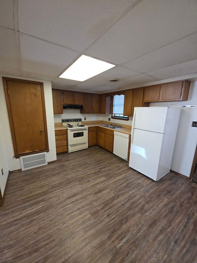 Building Photo - 602 W 6th St