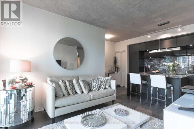 Photo du bâtiment - 88 Blue Jays Way