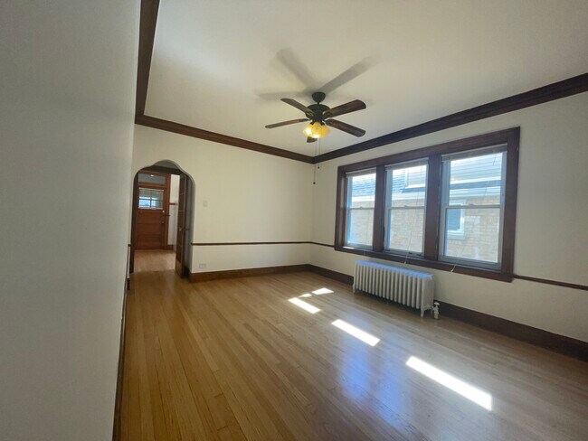 Sala de estar -Izquierda - 5655 W Ainslie St