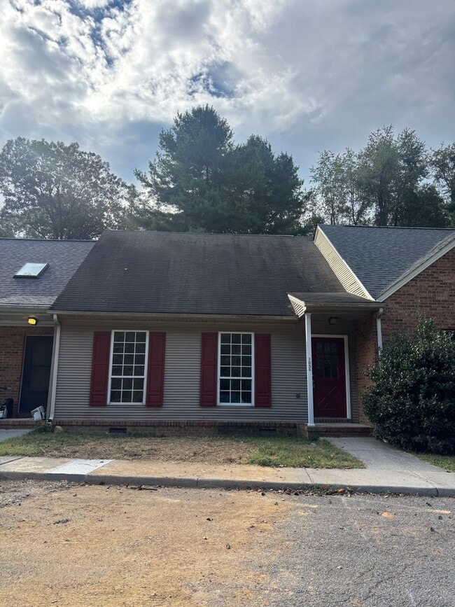 Building Photo - 105 Lovely Mt Dr