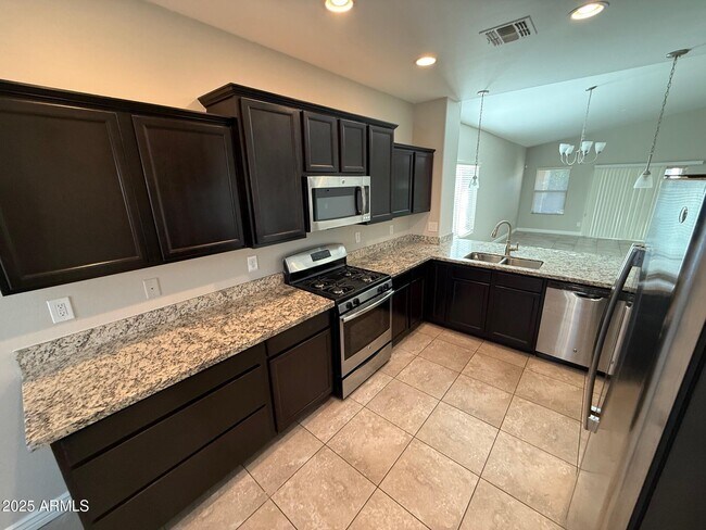 Foto del edificio - 2682 E Gillcrest Rd