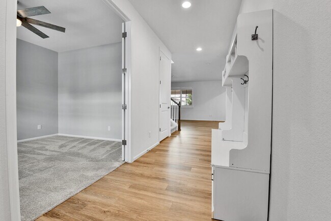 Foto del edificio - $4,850 - Spacious 5-Bed, 3.5 bath Home wit...