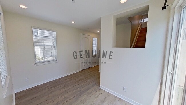 Building Photo - 3Bd 2.5Ba Townhouse w/Rooftop Deck