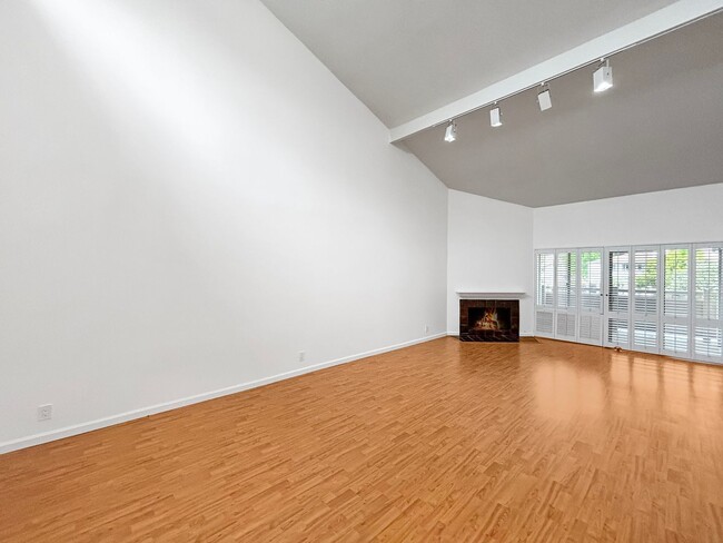 Building Photo - Charming & Spacious 2B/2BA Condo in La Jol...