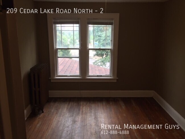 Foto del edificio - 209 Cedar Lake Rd N