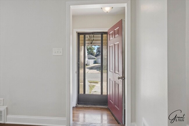 Building Photo - $1400 3 Bed / 2.0 Bath Updated Brick Home ...