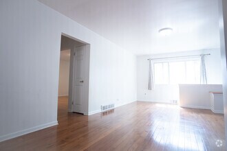Building Photo - 2428 W Berwyn Ave