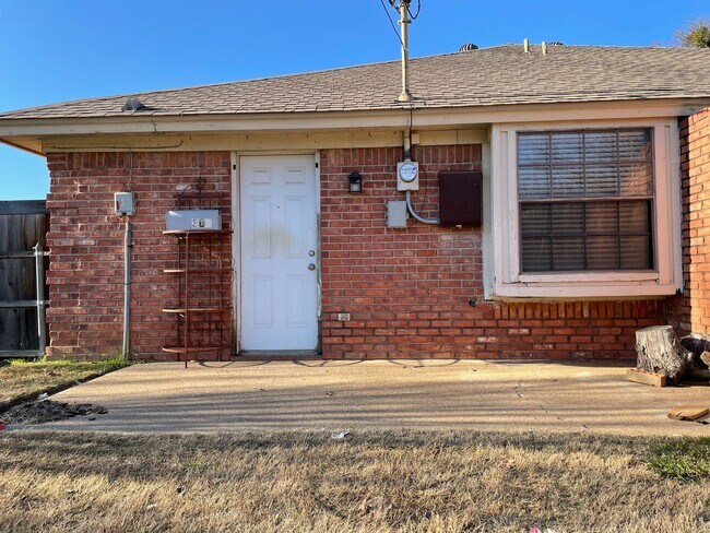 Foto del edificio - Big lot- Cute 2/1 duplex! Burleson