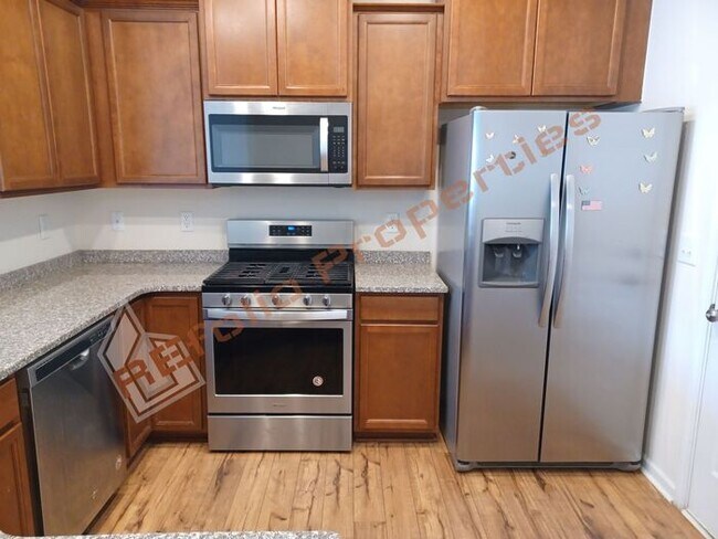 Foto del edificio - Beautiful 3 BD 2.5 BA Townhome w/1-Car Gar...