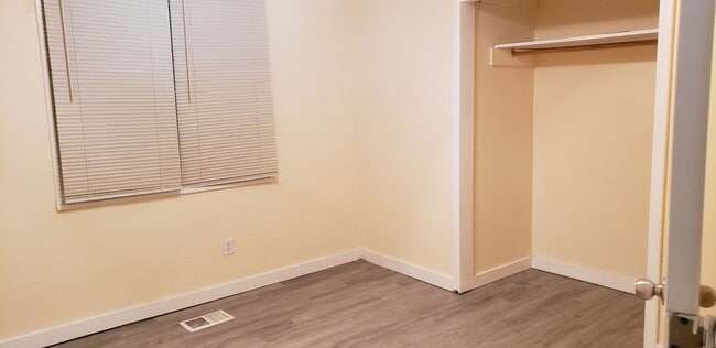 Building Photo - 3 BEDROOM 1 FULL BATH HOME & SINGLE CAR GARAGE