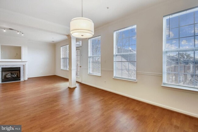 Building Photo - 2665 Manhattan Pl