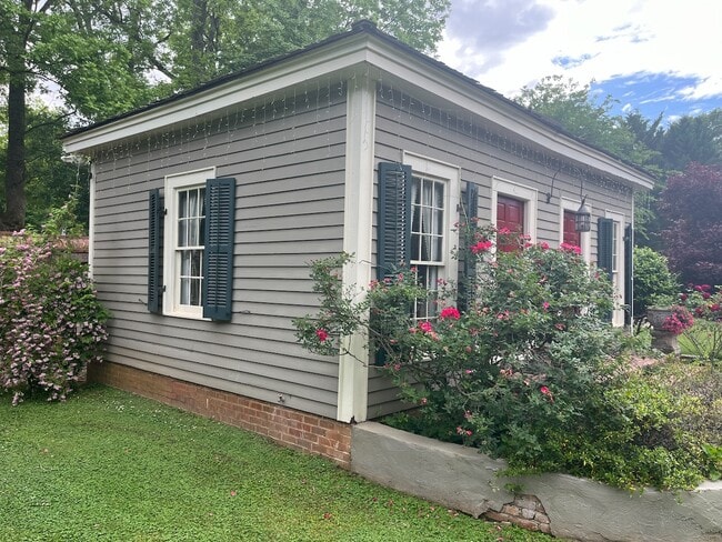 Building Photo - 420 Porter St