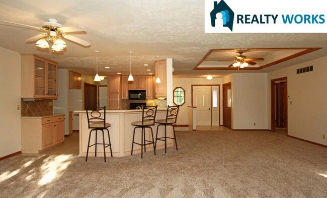 Building Photo - Huge 4 Bed Home!