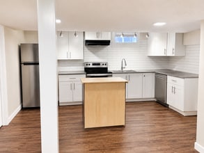 Building Photo - 3139 74 St NW