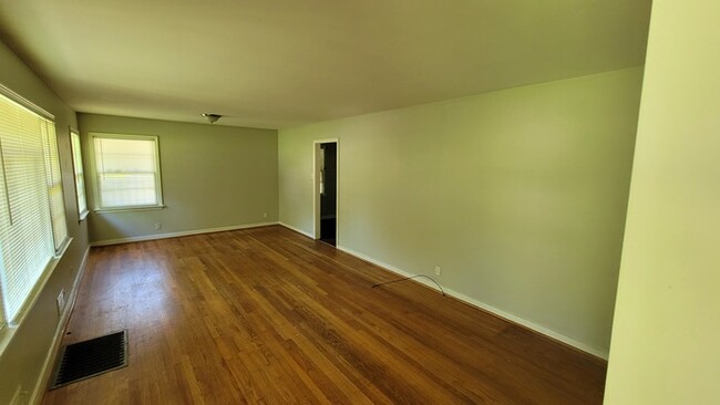 Building Photo - Newly renovated home with spacious floor plan