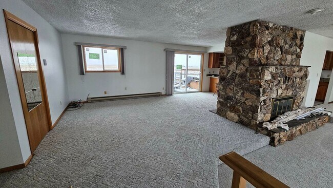 Foto del edificio - Large House with beautiful landscaping and mission mountain views