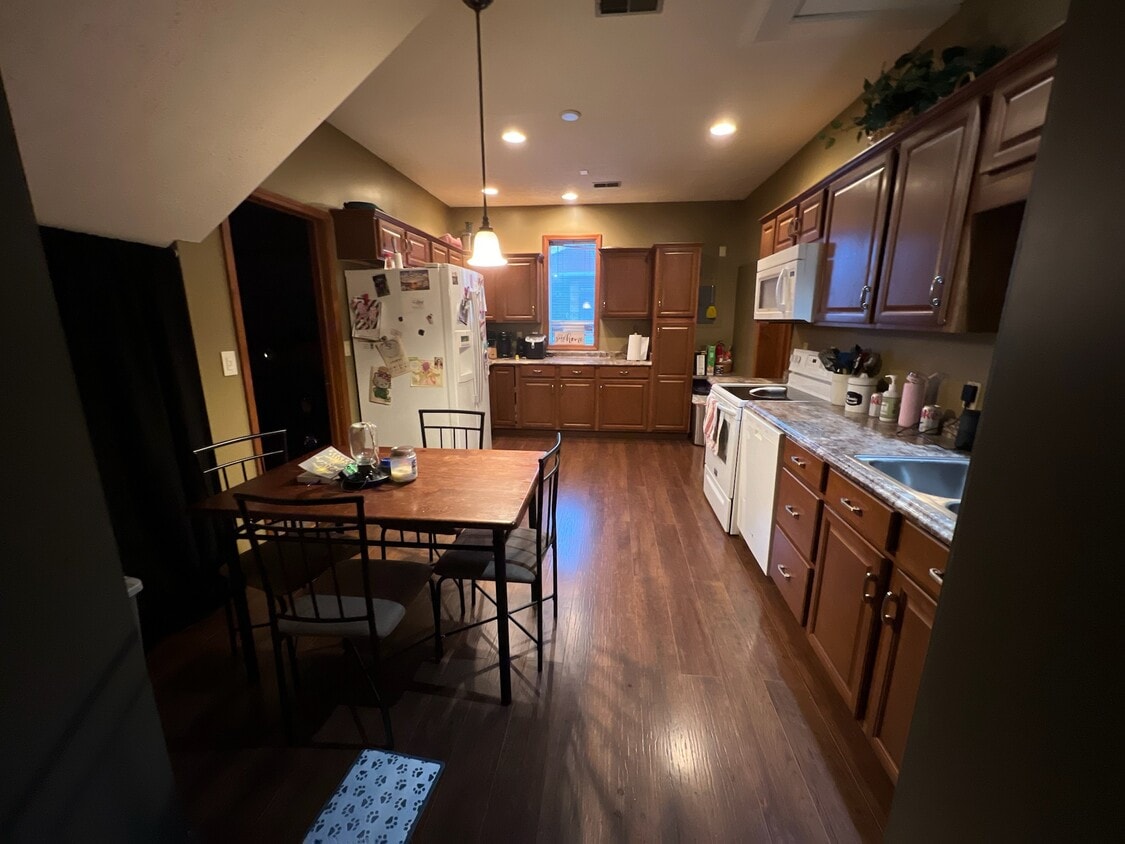 115 N West St Unit Downtown Lebanon 2BR apt, Lebanon, IN 46052