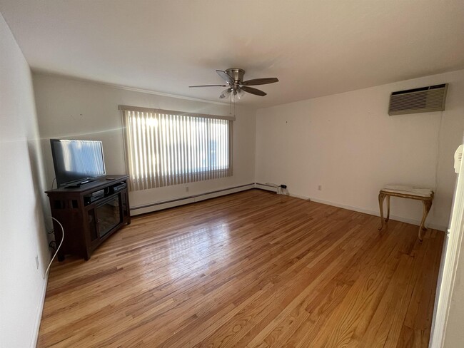 Building Photo - 908 River Dr