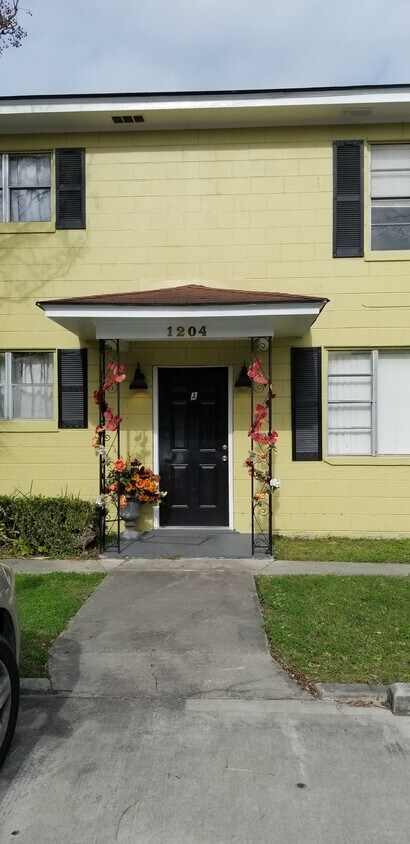 Primary Photo - 1204 W Victory Dr