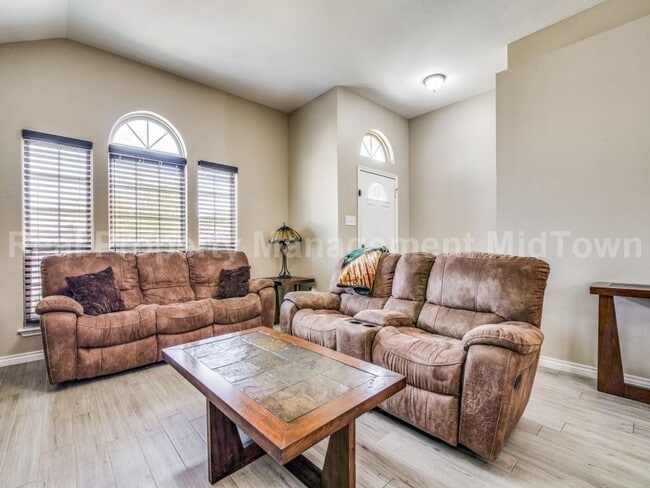 Building Photo - Stylishly Updated 3-Bedroom Home with Mode...