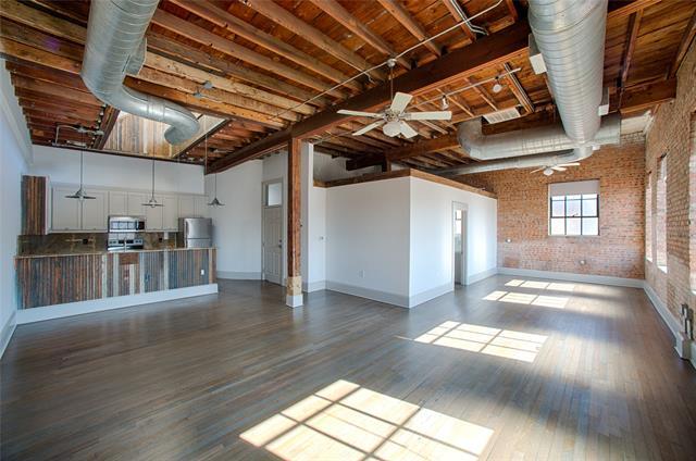 Building Photo - 725 W Magnolia Ave