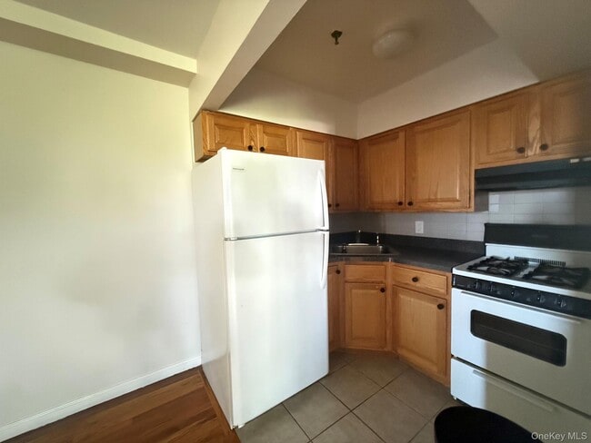 Building Photo - 58-11 84th Pl