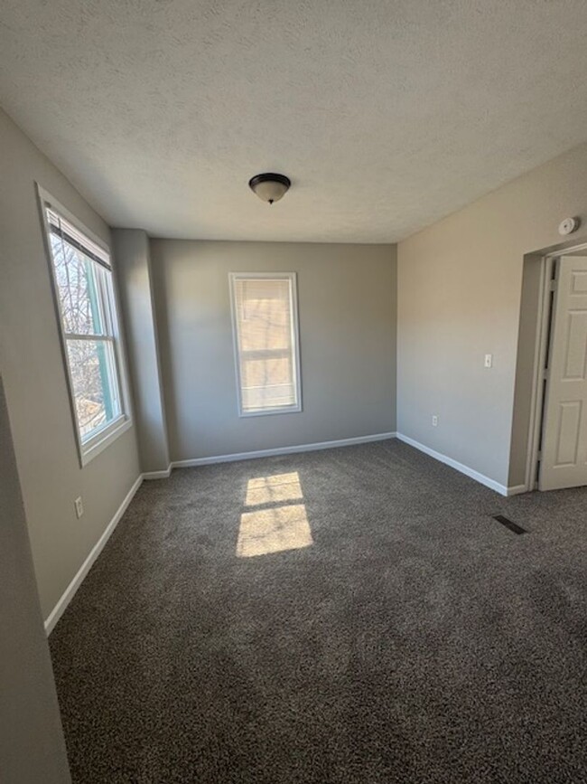 Building Photo - Charming 2-Bedroom Home Near Omaha's Henry...