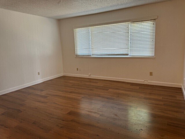 Foto del edificio - Two Bedroom, One Bathroom Duplex!!