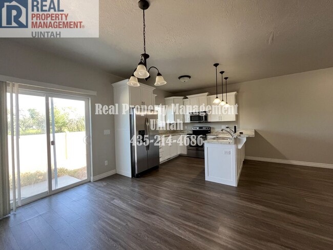 Building Photo - 420 E Red Fox Ln