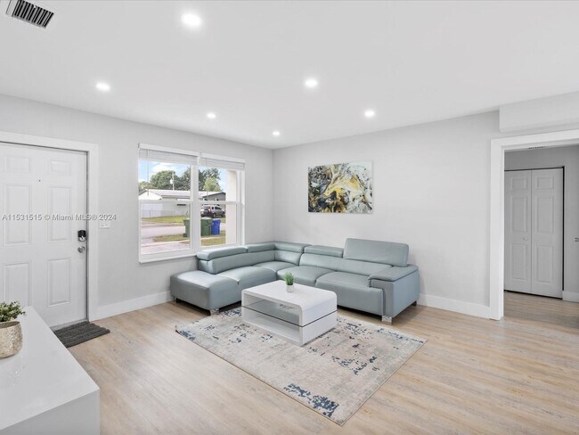 Building Photo - 341 SW 67th Ave