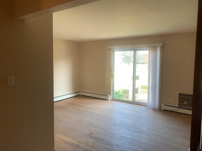 Foto del edificio - 8876 Golf Rd N
