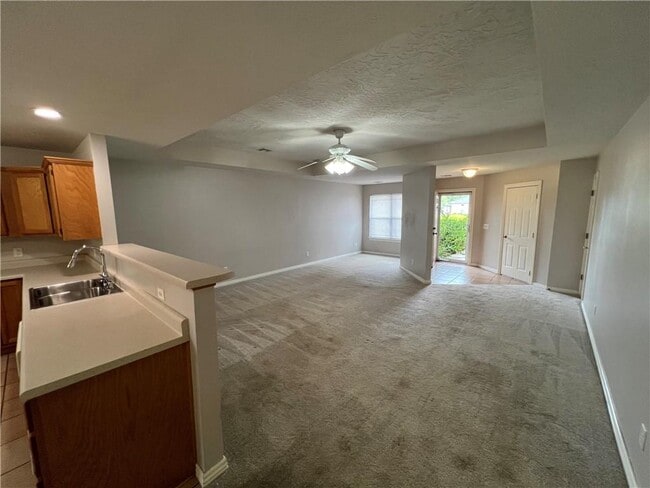 Foto del edificio - 211 Ravenwood Blvd