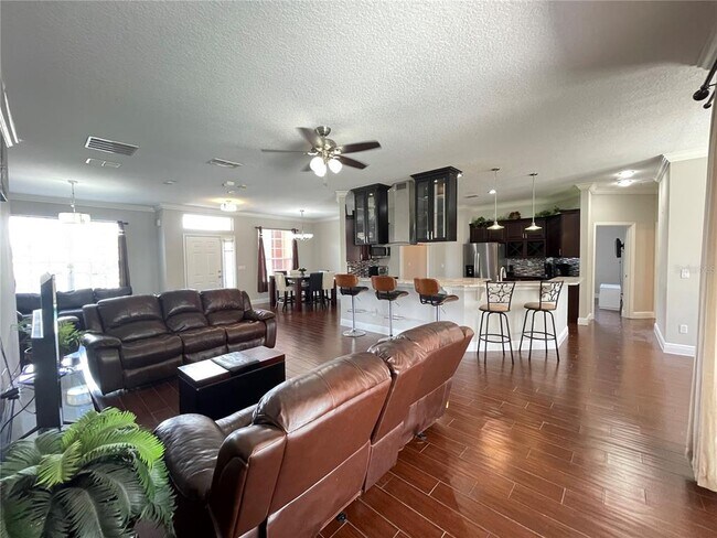 Foto del edificio - 907 Wildflower Rd