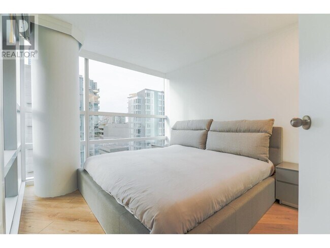 Building Photo - 1050 Burrard St