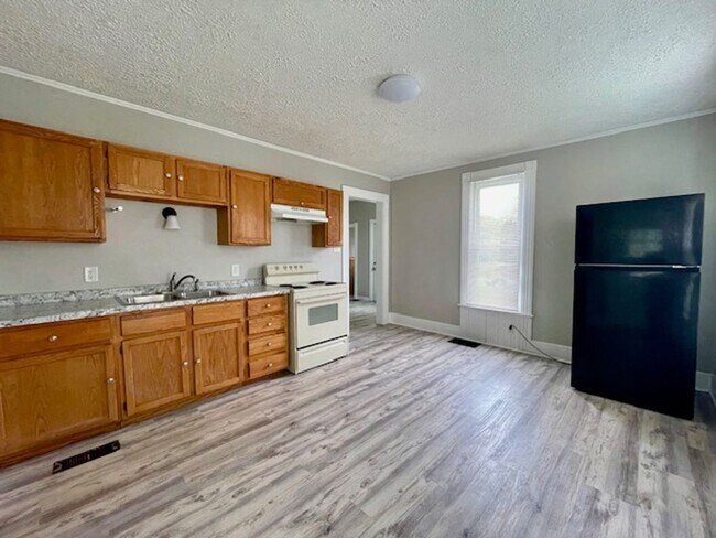 Foto del edificio - SPACIOUS 2 Story, 2 Bedroom Available