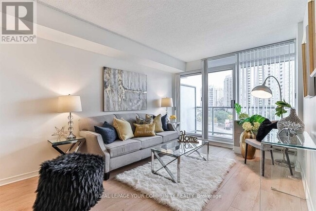 Photo du bâtiment - 5500-5500 Yonge St