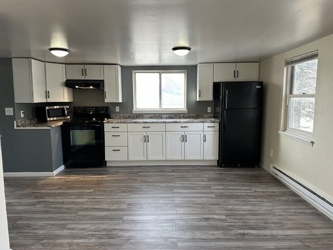 Foto del edificio - Enjoy an open floor plan in a prime location next to the bus line.