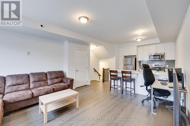 Building Photo - 637 Makwa Private