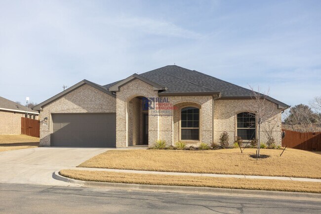 Building Photo - Spacious Glen Rose Home with Open Floorplan & Office Space