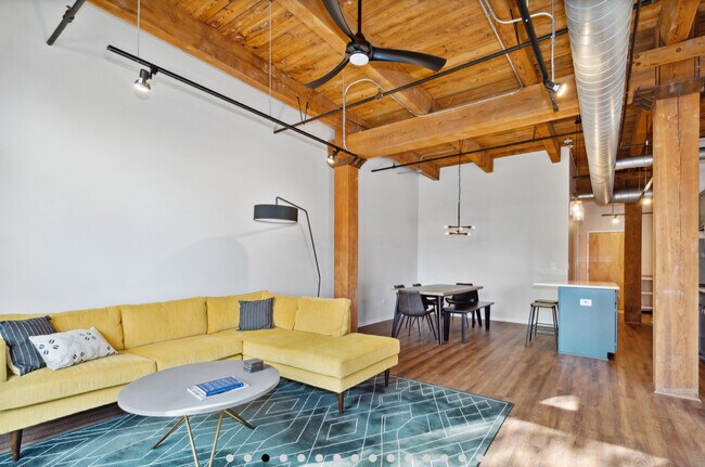 Building Photo - 1740 N Maplewood Ave