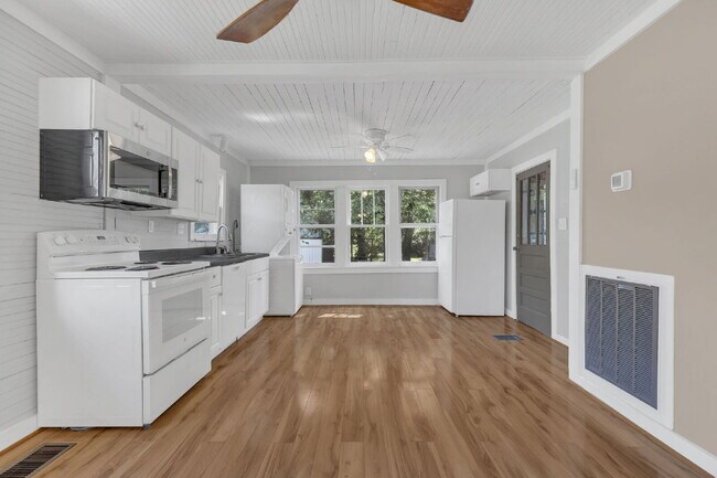Building Photo - Freshly Painted and Renovated 2-Bedroom Ho...