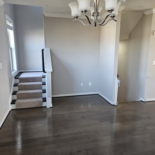 Escaleras desde la cocina a los dormitorios - 4380 Shamrock Dr